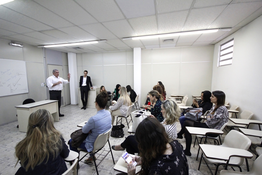 Ferro a Vapor Ultragliss - Fábrica Arno Ferro a Vapor Ultragliss - Fábrica Arno